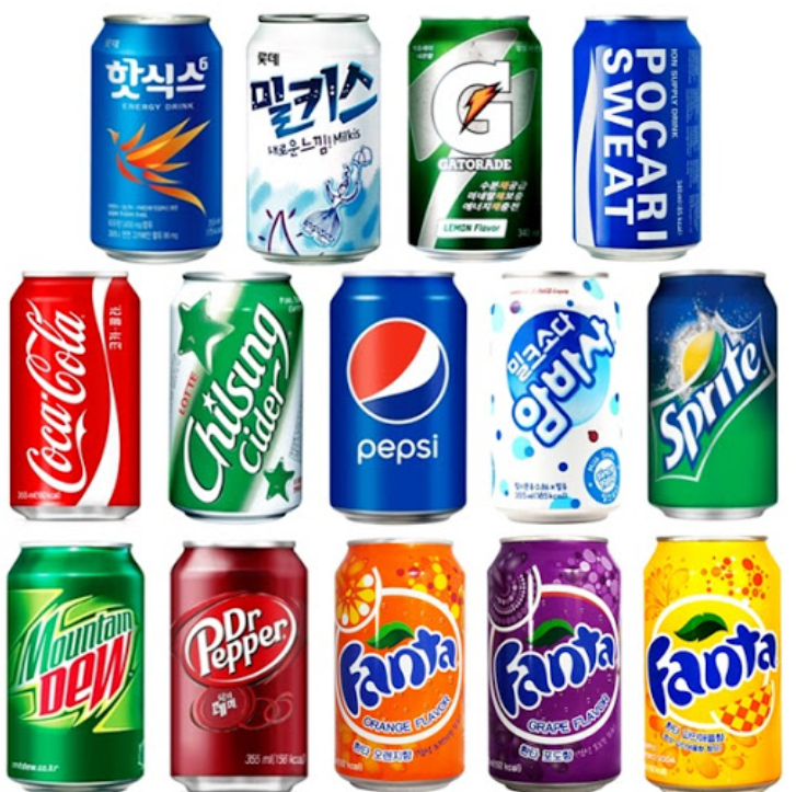 “코카콜라, 칠성사이다, 펩시, 스프라이트, 환타, 게토레이, 포카리스웨트, 밀키스, 몬스터듀, 닥터페퍼 등 다양한 브랜드의 탄산음료 캔이 진열된 이미지”