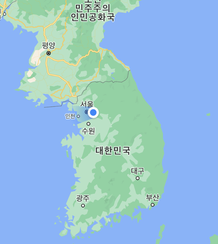 한반도 지도와 위성 이미지. 왼쪽은 북한과 남한의 주요 도시가 표시된 구글 지도, 오른쪽은 한반도의 고해상도 위성 사진.
