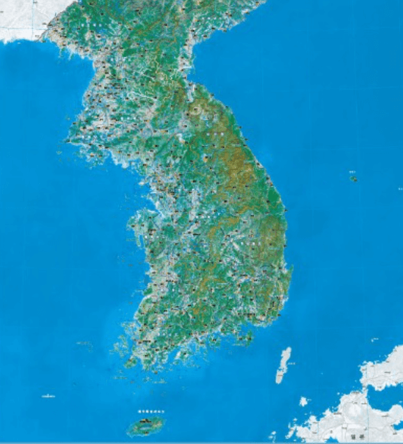 한국 북한 주요 도시와 지형이 표시된 한반도 지도와 위성 사진, 구글 지도 기능 제한 관련 참고 이미지