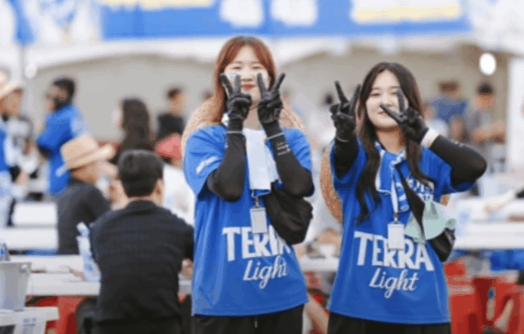 전주 가맥축제 현장에서 파란색 유니폼을 입고 포즈를 취하는 행사 스태프