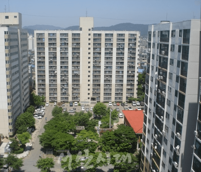 영구임대아파트 단지 전경, 여러 동의 아파트와 녹지가 어우러진 모습