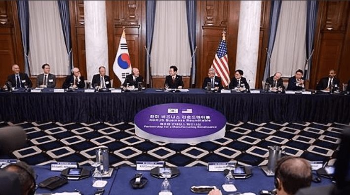 한미 비즈니스 라운드테이블에서 한국과 미국 대표단이 회의에 참석한 모습