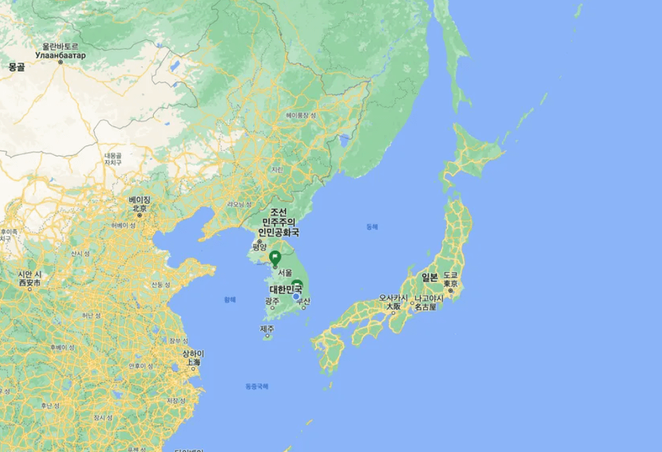 한국과 주변 국가를 표시한 구글 지도와 서울 홍대 인근 위성 지도 화면