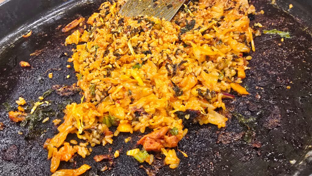 "남은 닭갈비 양념에 밥과 채소를 넣어 바삭하게 볶아낸 볶음밥"