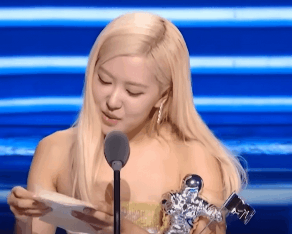 로제가 미국 MTV 시상식 무대에서 트로피를 들고 수상 소감을 전하는 모습