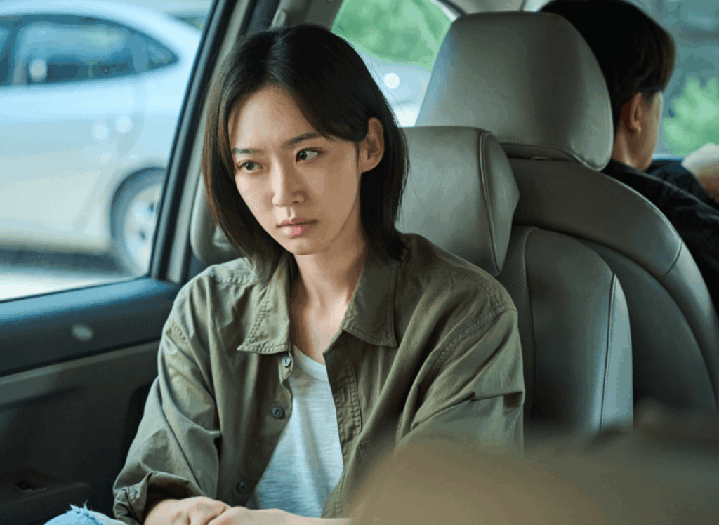 차 안에서 심각한 표정으로 창밖을 바라보는 여성