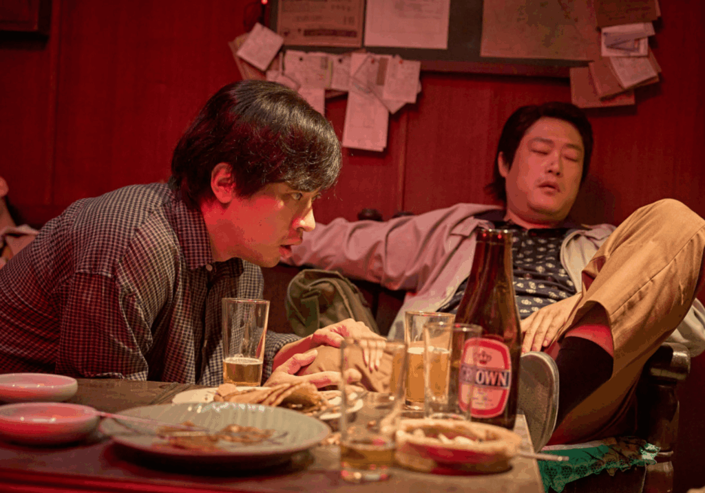 술자리에서 피곤한 표정을 짓는 두 남자