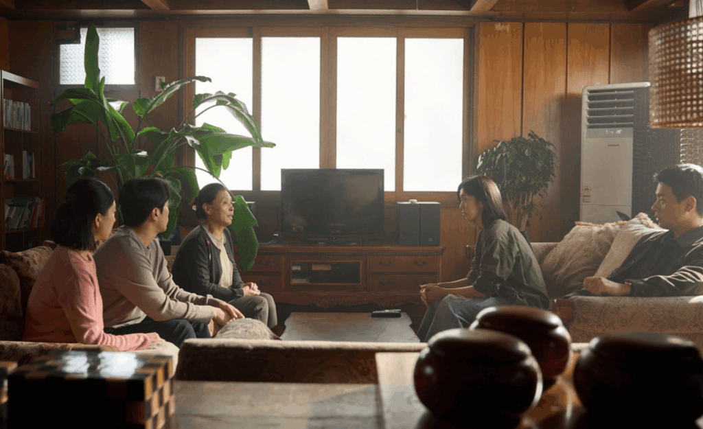 거실에 모여 앉아 대화를 나누는 가족들의 모습