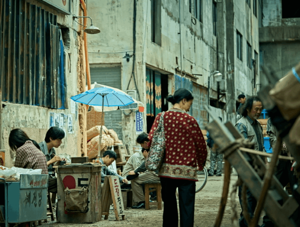 좁은 골목길에서 사람들이 바쁘게 움직이는 시장 풍경