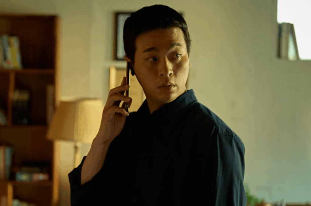 전화기를 들고 심각한 표정을 짓는 남자의 모습