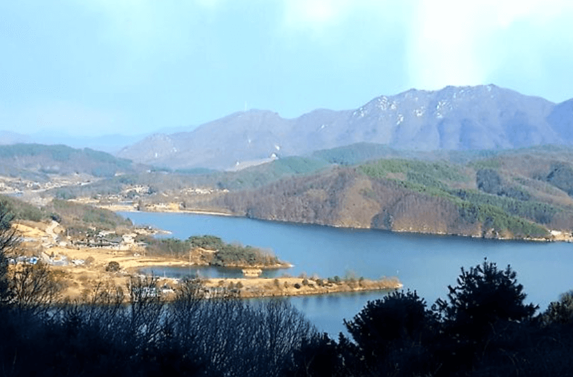 “청평댐 합수머리 전경, 호수와 산이 어우러진 풍경 속에 붕어낚시 명소로 알려진 노지 포인트”