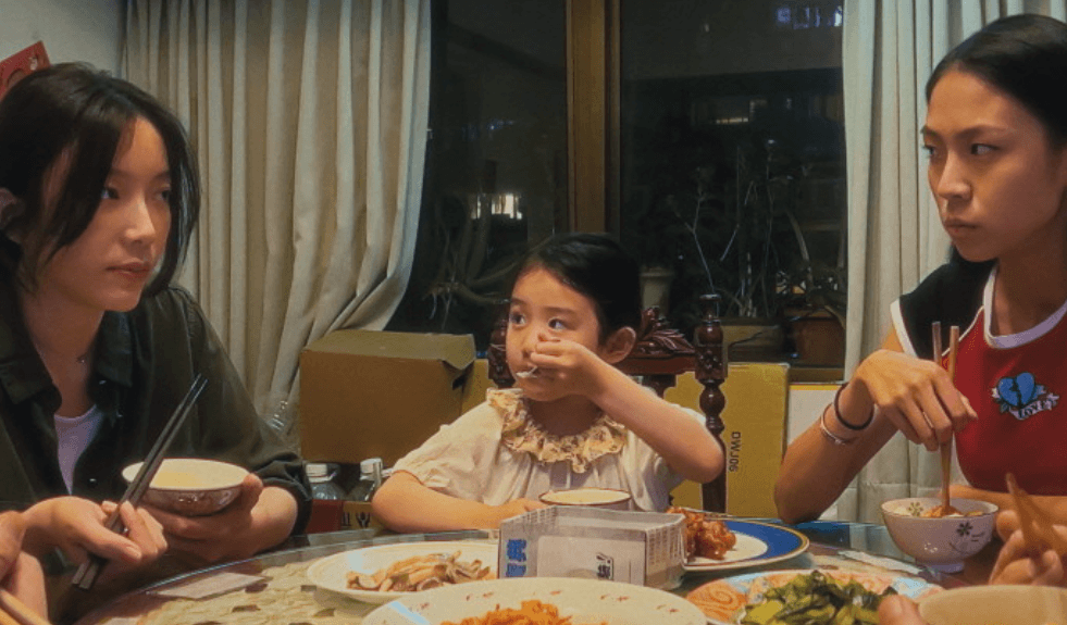 손끝이 말해주는 가족과 전통의 경계