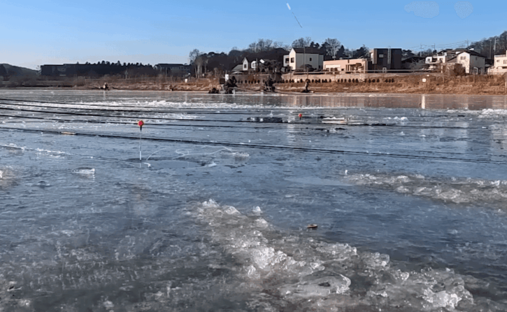 첫탕에 붕어 쏟아진다, 지금도 계속되는 초대박 얼음 붕어낚시 포인트 실전 분석
