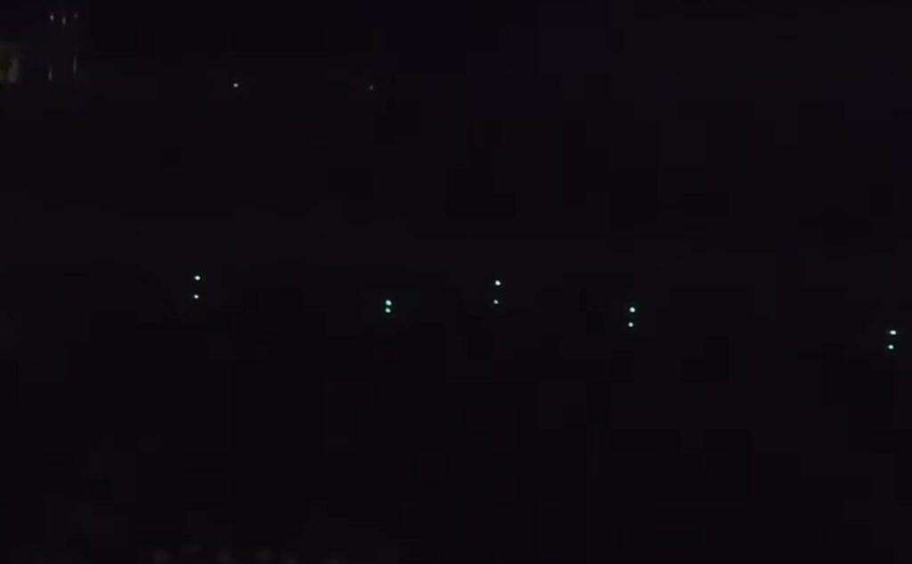 조용하지만 긴장감 도는 밤