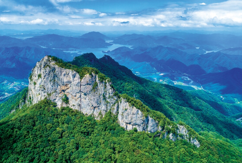 월악산의 유래 – 달빛이 머무는 신비로운 산