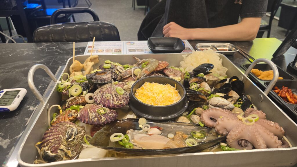 조개모둠탕 다양한 해산물 전복 문어 치즈 해물탕 비주얼