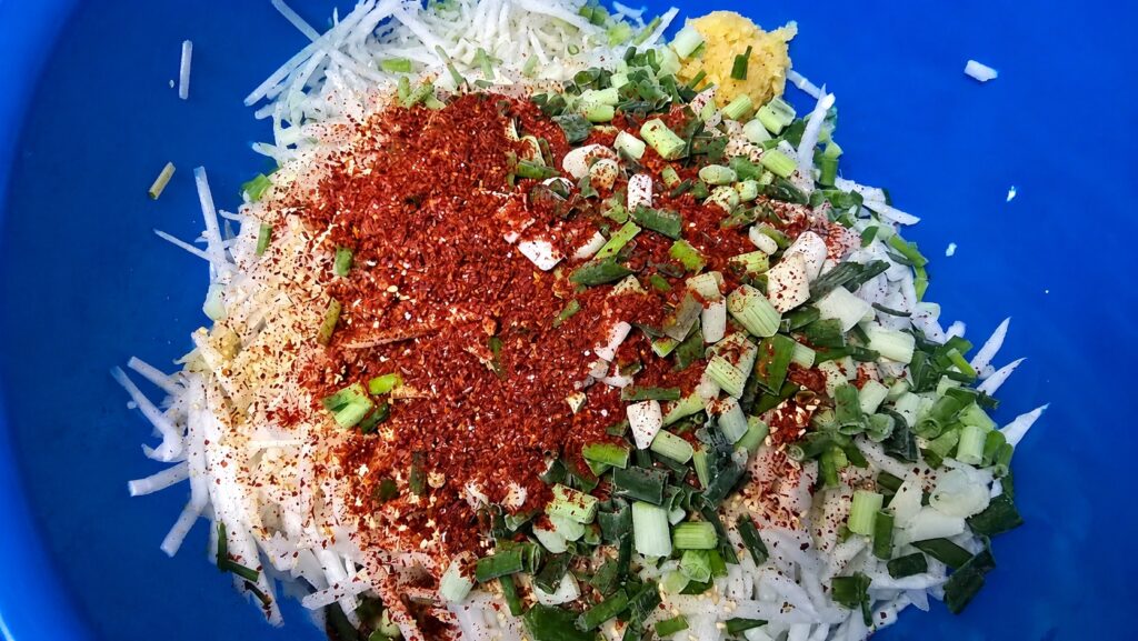 고춧가루를 많이 넣지 않아야 더 맛있습니다