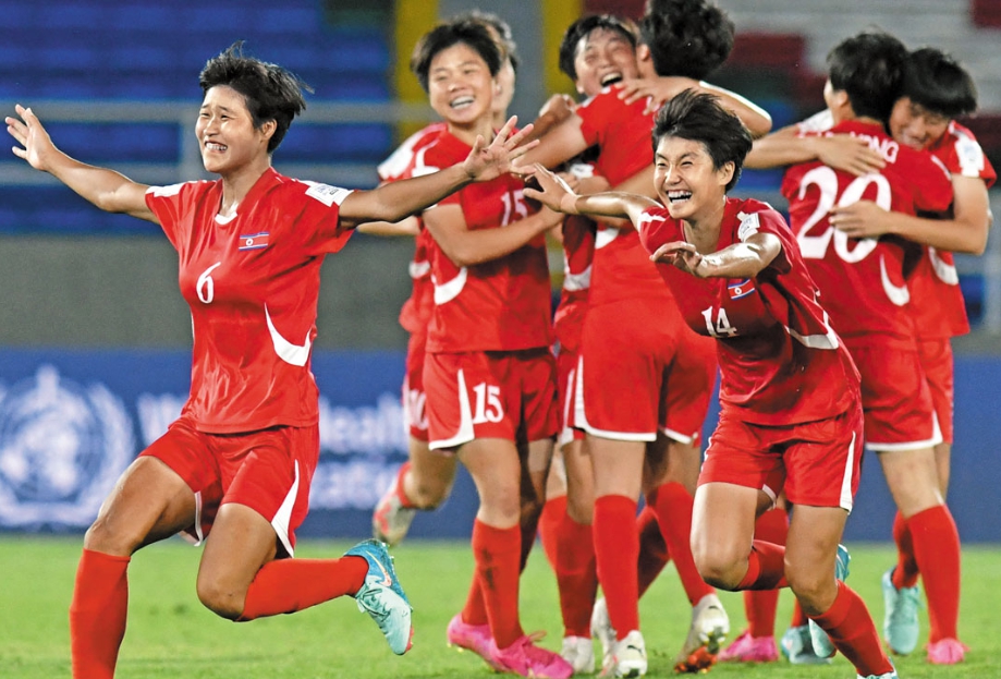 북한 여자축구 대표팀 선수들이 경기 중 득점 후 기뻐하는 모습