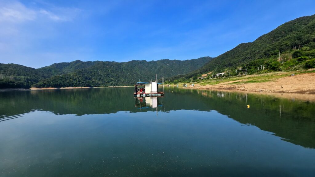 상무룡리 여씨네 좌대, 첫인상부터 남달랐던 풍경